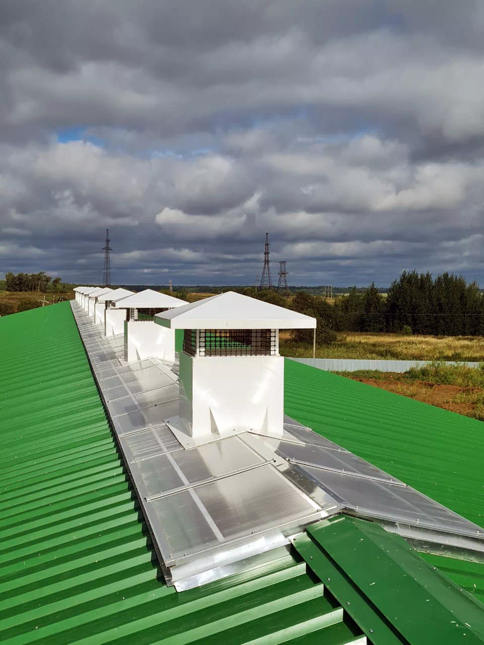 Световентиляционные шахты Светстрой на зеленой крыше