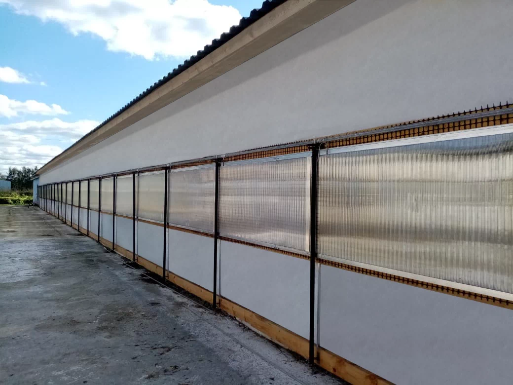Закрытые поликарбонатные шторы на ферме серого цвета