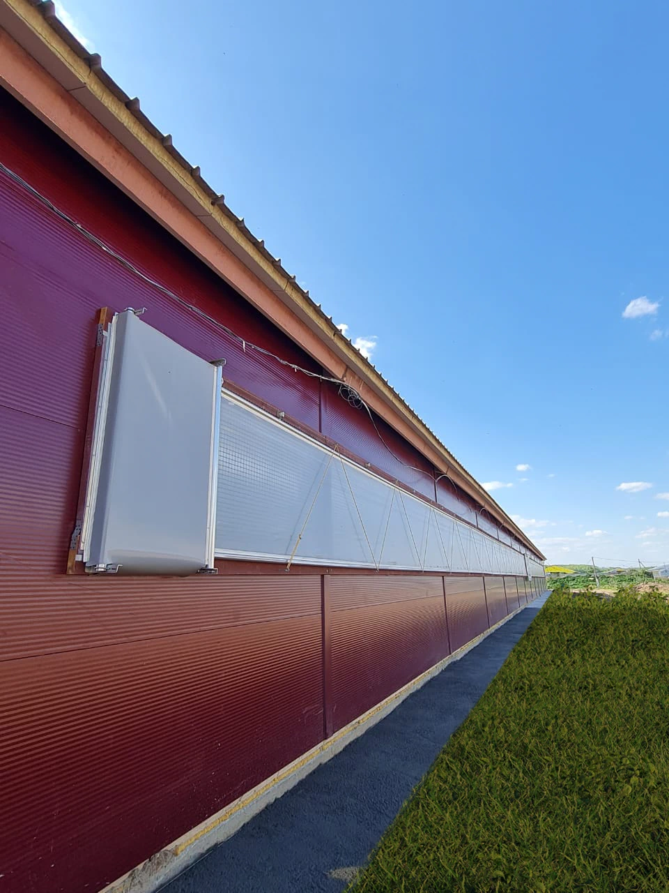 Поликарбонатные шторы производства Светстрой на красной ферме